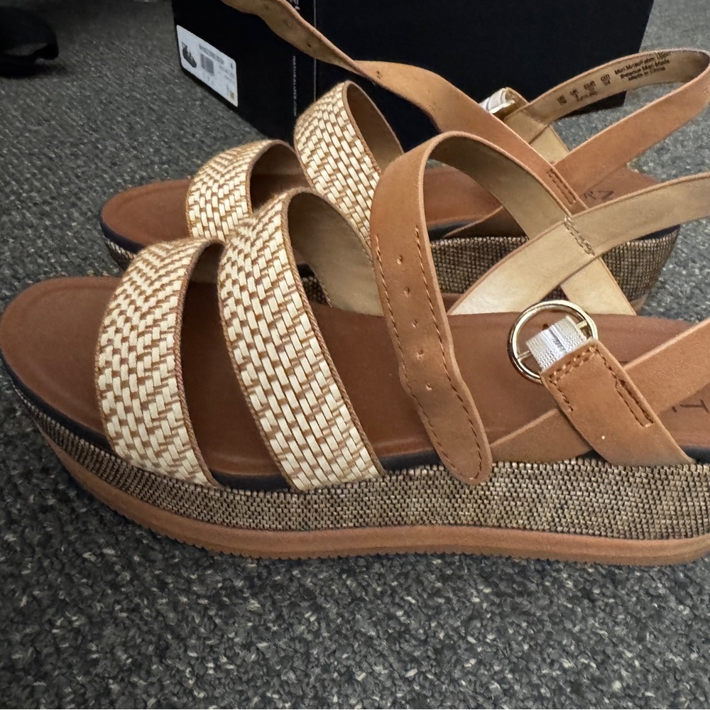 New Naturalizer Tan Brown Sandals with Woven Straps never worn